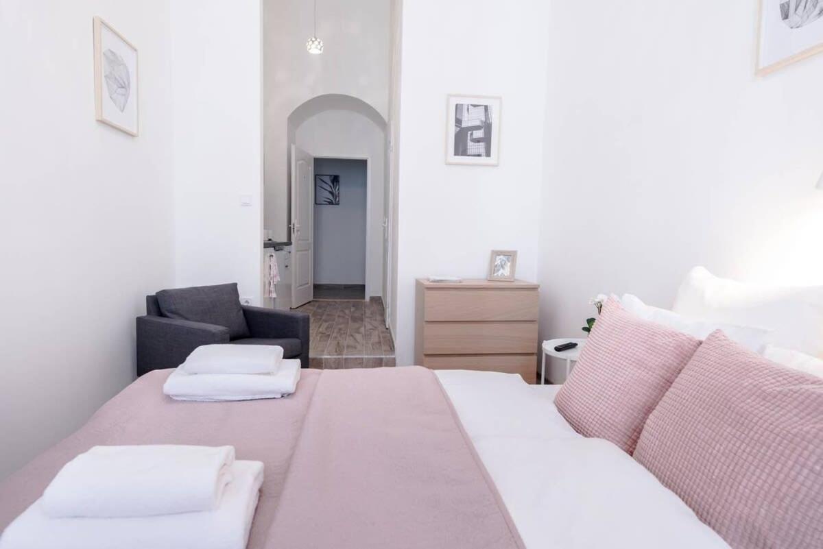 Brand New Studio With Aircon In The Center Budapest Kültér fotó